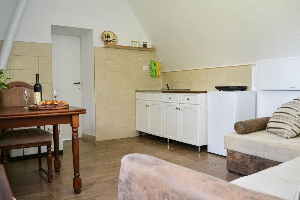 Villa Grandma'S Hut à Nikšić Extérieur photo